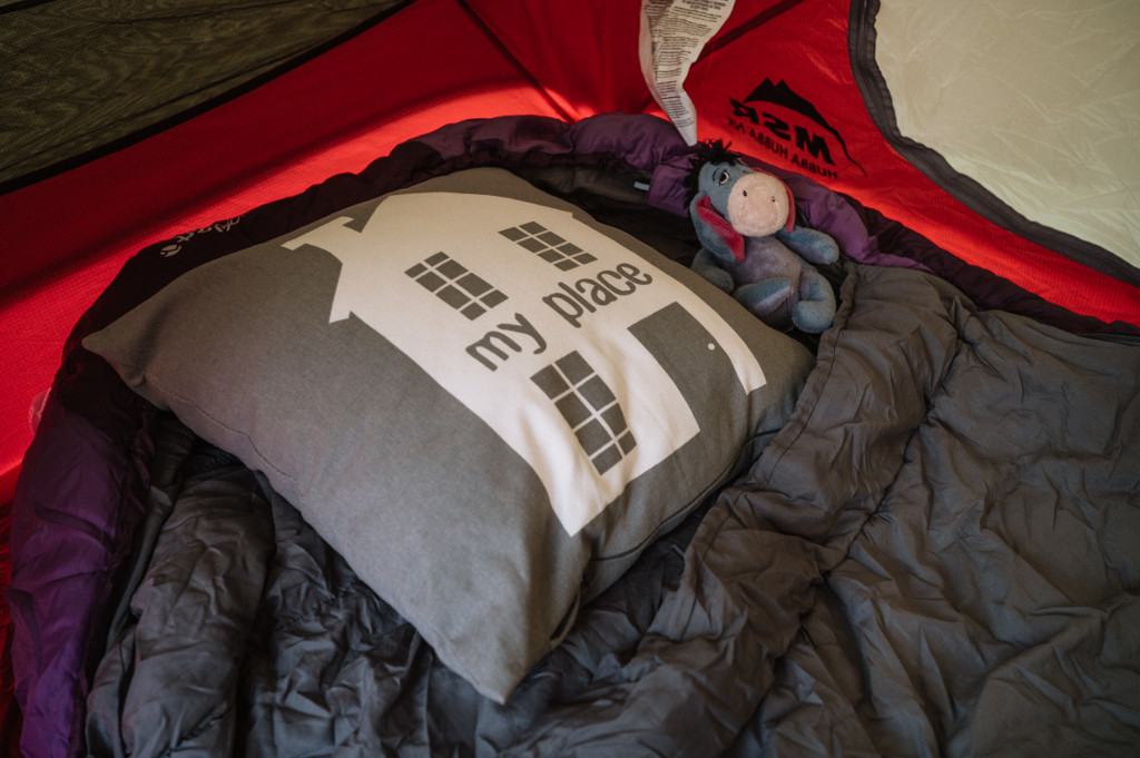 poduszka w namiocie
